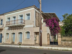Πέτρινο ευρύχωρο σπίτι κοντά στη παραλία